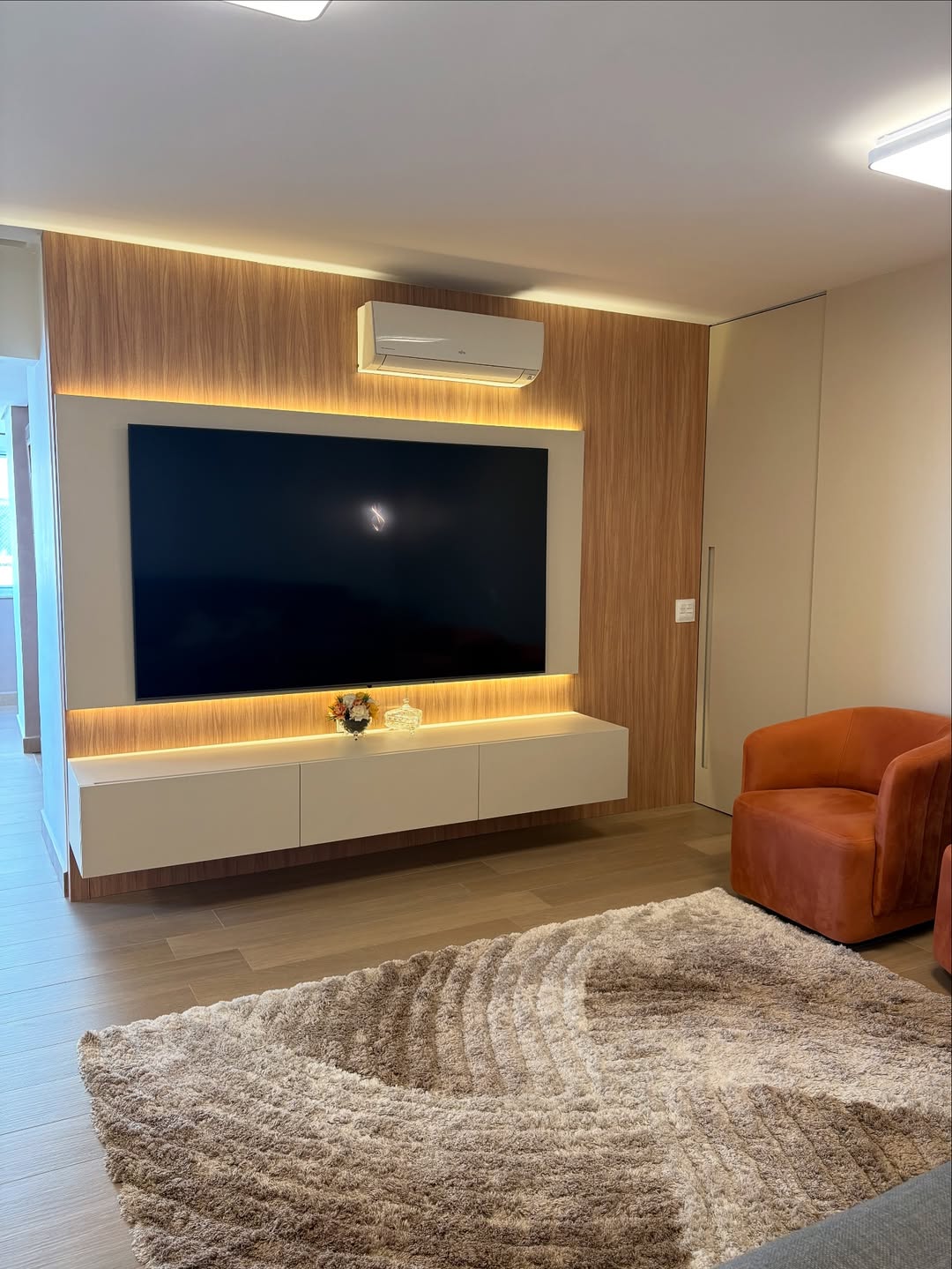 Home theater com painéis de madeira